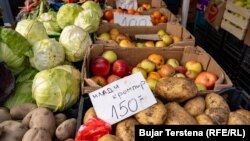 Në një dyqan të pemëve dhe perimeve në Mitrovicë të Veriut, çmimet janë të vendosura në dinarë.