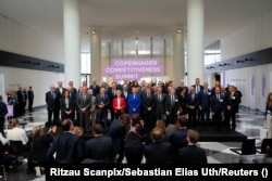 Президентка Єврокомісії Урсула фон дер Ляєн, прем'єр-міністерка Данії Метте Фредеріксен та президент Франції Еммануель Макрон на саміті в Копенгагені, Данія, 1 жовтня 2025 року