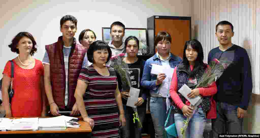 Жеңүүчүлөр жана "Азаттыктын" кызматкерлери менен.