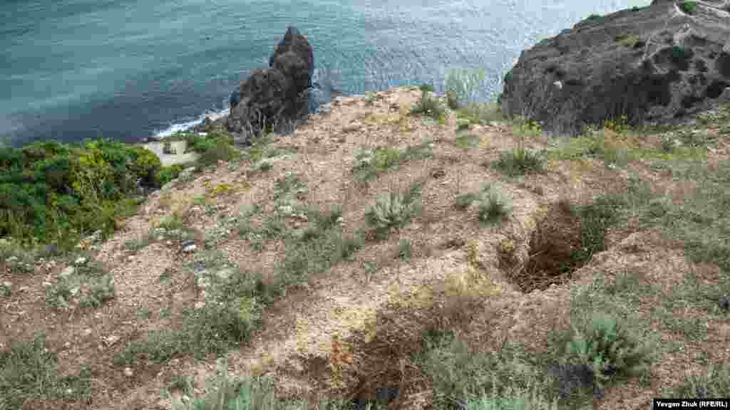 Між мисом Лермонтова і мисом Фіолент &ndash; один з найактивніших зсувів на сьогоднішній момент, &laquo;Фіолент-2&raquo;. Його активність, за даними обстежень, становить близько 20%