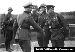 Німецький і радянський офіцери потискають руки наприкінці Польської операції, 1939 рік. Фото ТАСС, яке було опубліковано у вересні 1940 року в газеті «Красная звезда» до першої річниці поділу території Польщі між Німеччиною і СРСР