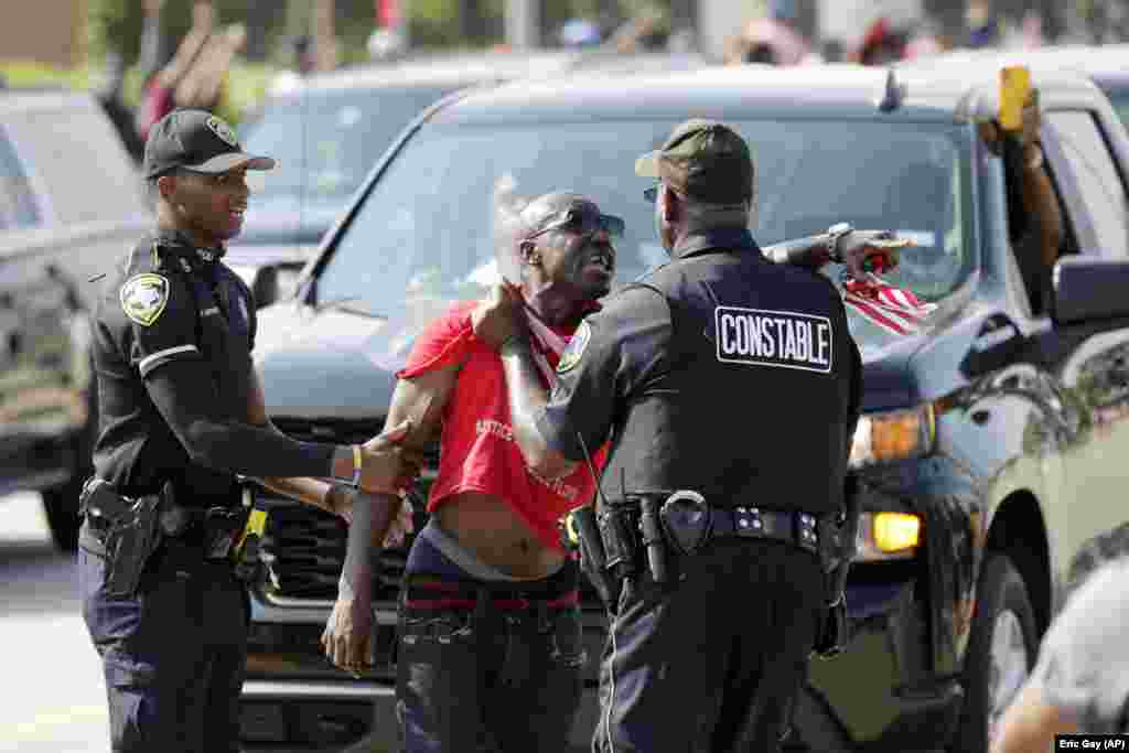 Procesiunea funerară a lui George Floyd a fost întreruptă de arestarea unui bărbat, în fața cimitirului.&nbsp;