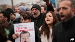 19 მარტს, დაკავებული სტამბოლის მერის მხარდამჭერები ქუჩაში გამოვიდნენ, მიუხედავად იმისა, რომ ხელისუფლებამ საპროტესტო აქციების გამართვა 23 მარტამდე აკრძალა. 