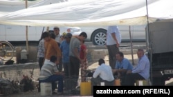 Türkmenistanlylar tölegler ýaly bahalaryň hem duýdansyzlykda çakdanaşa ýagdaýda ýokarlanmagyndan howatyrlanýarlar. 