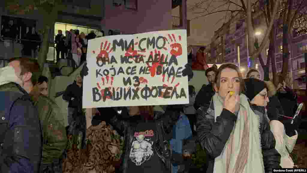 "Mi smo ista ona deca koja se ne vide iz vaših fotelja", piše na transparentu.