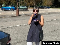 Гостья из Нью-Йорка Алла Ройланс всегда с чашечкой кофе. Фарфор - Ломоносовский.