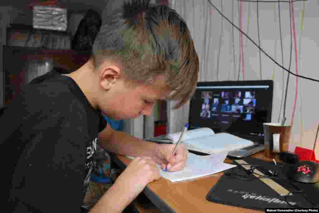 "Интернеттин улам өчүп же жоголуп кетишинен улам аралыктан окууда окуучуларга да мугалимдерге да өтө кыйын. Андыктан мен аралыктан окуунун жакшы жактарын айта албайм", - дейт Кара-Балта шаарындагы №6 мектеп гимназиянын окуучусу Сергей Крахмаленко.&nbsp;