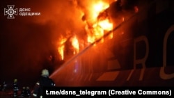 Urmările loviturilor rusești asupra infrastructurii portuare din Odesa din 12 decembrie 2025.