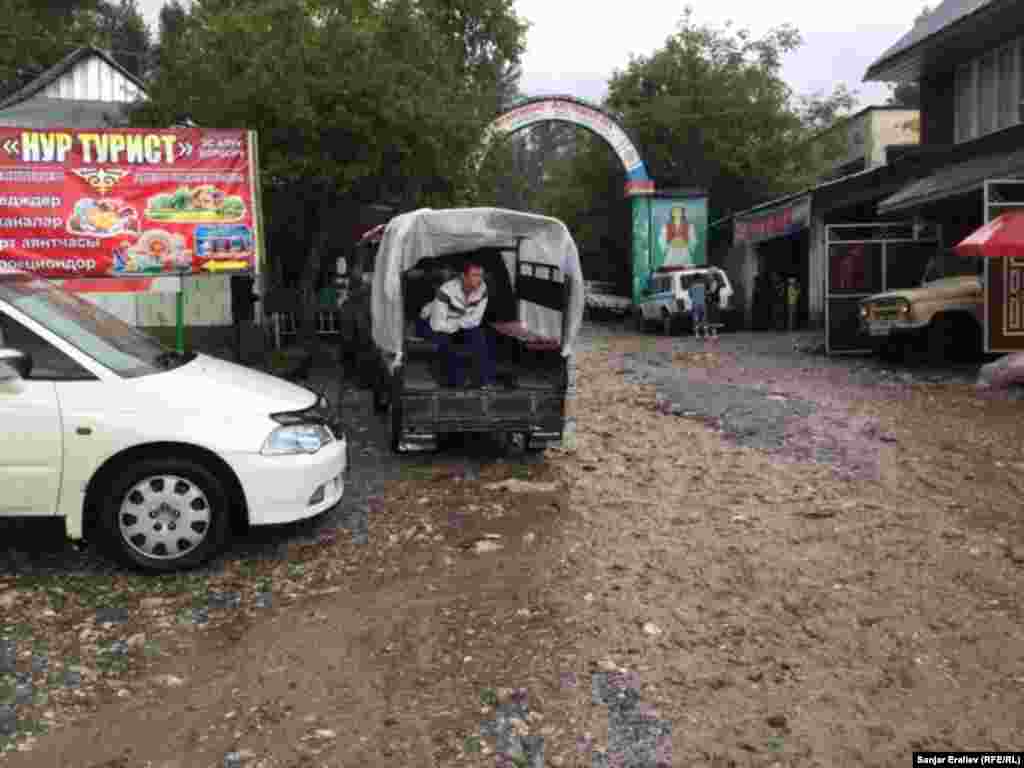 Арстанбап кыштагындагы көчөлөрдө топон суу тез-тез агып турат.&nbsp;