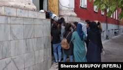 Узбекские студенты, пытающиеся забрать свои документы из ОшГУ.