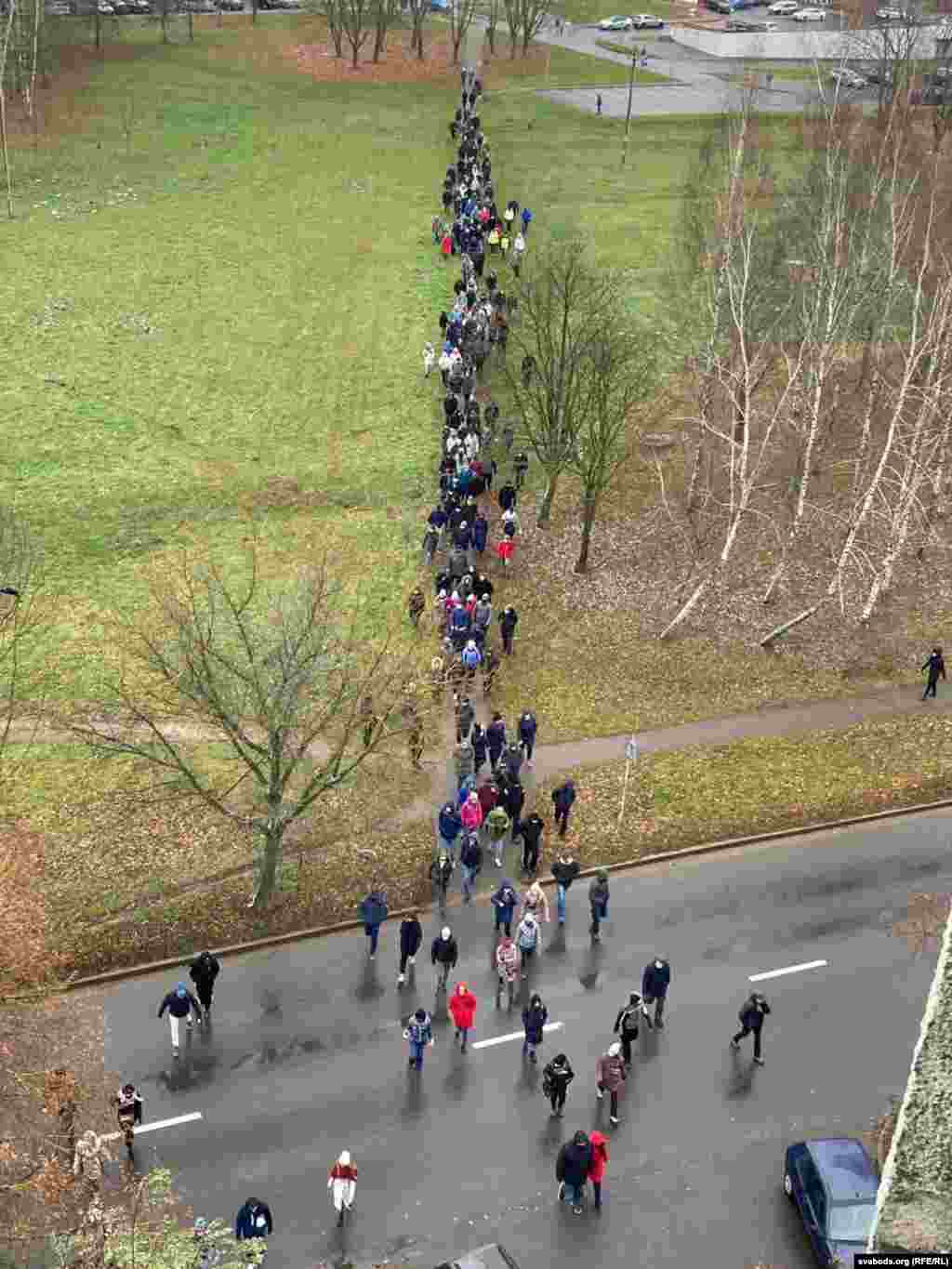 Потік людей в районі Грушівка