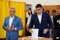 Candidatul AUR, George Simion, a venit la vot pe 4 mai, în turul I al prezidențialelor, însoțit de pro-rusul Călin Georgescu, câștigătorul primului tur din noiembrie 2024 cu 2 milioane de voturi. Acele alegeri au fost anulate, autoritățile invocând ingerințe din partea Rusiei.