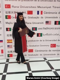 Marwa Amini, fostă directoare a Departamentului pentru Drepturile Omului, Afacerile Femeilor și Copiilor la Ministerul de Interne din Afganistan, în timpul ceremoniei sale de absolvire a Universității din Kabul, 2016.