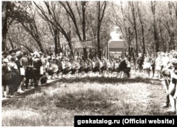 Виступ українського ансамблю бандуристок біля пам'ятника Тарасу Шевченку в селище міського типу Самійлівка Саратовської області Росії. 1980-і роки