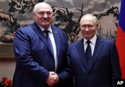 Фактичний очільник Білорусі Олександр Лукашенко і російський керманич Володимир Путін під час візиту до Китаю на початку вересня 2025 року