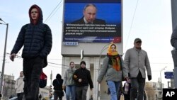 Путинның быелгы юлламасы урамда куелган экраннарда да күрсәтелде