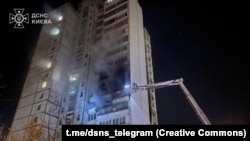 Адзін з дамоў, дзе ў выніку расейскага абстрэлу пачаўся пажар