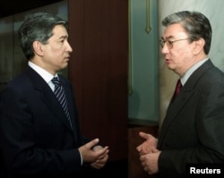 Имангали Тасмагамбетов после назначения на пост премьера разговаривает с экс-премьером Касым-Жомартом Токаевым. Январь 2002 года. Много лет спустя экс-советник Назарбаева заявил, что первый президент рассматривал обоих как потенциальных преемников, но выбор остановил на Токаеве