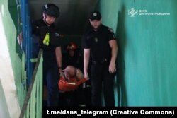 Полія допомагає виносити травмованих людей і житлових будинків, пошкоджених російським ракетним ударом. Дніпро, 24 червня 2025 року