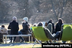 ხალხი სტოკჰოლმში, ღია ცის ქვეშ მოქმედ რესტორანში.