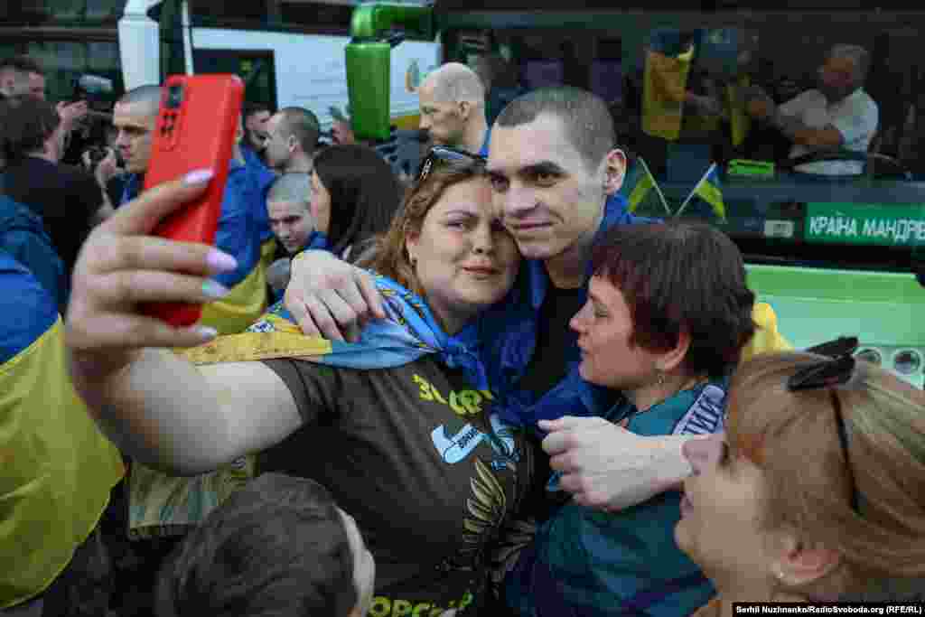 Емоції та обійми з рідними після поверненні з російського полону