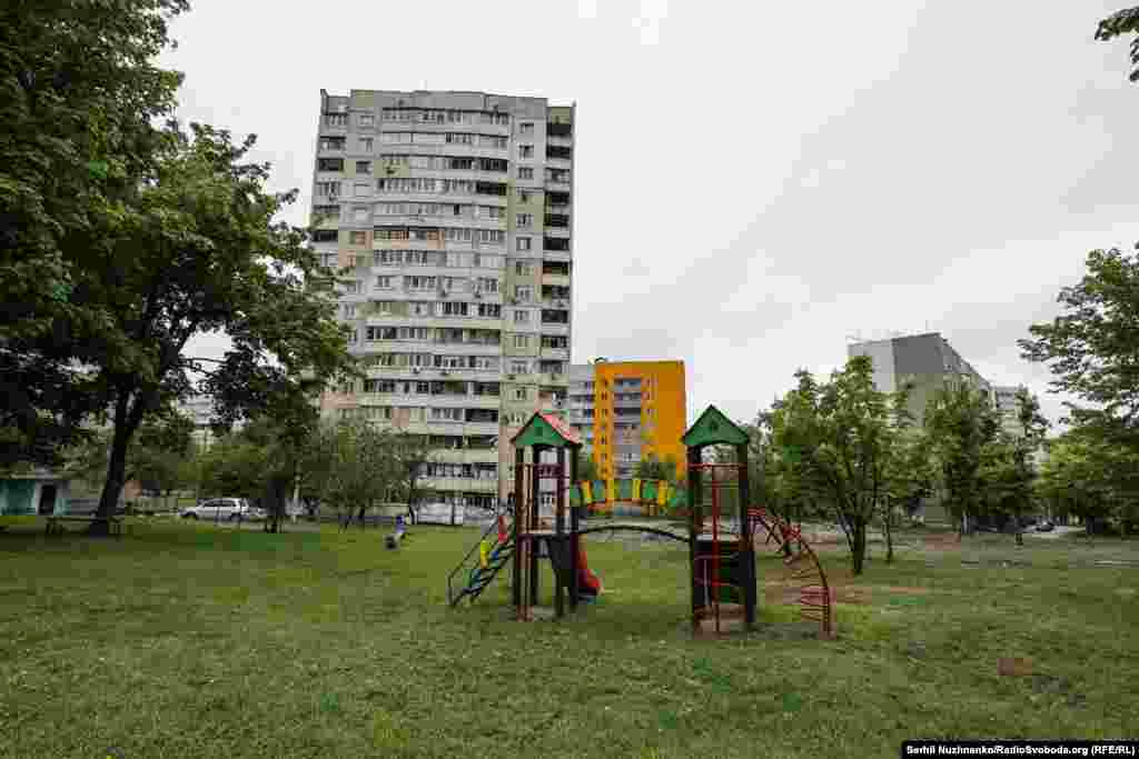 Ця 16-поверхівка була дуже пошкоджена в березні 2022-го. Наразі пошкоджені частини демонтовані, доля вцілілих залежатиме від висновків будівельної експертизи