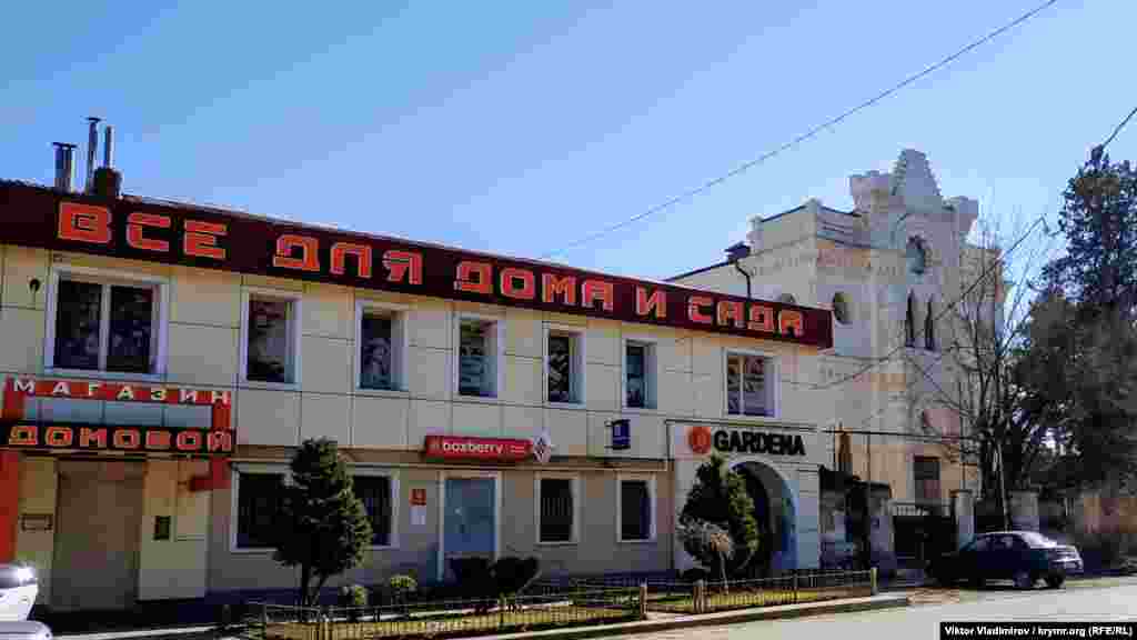 Поруч з історичними будівлями тут уже давно з'явилися сучасні магазини