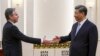 Secretarul de stat american Antony Blinken dă mâna cu președintele chinez Xi Jinping, în timpul unei vizite la Beijing a oficialului american. 