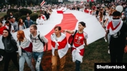 Тынчтык жана эгемендик үчүн жүрүштүн катышуучулары. Минск, 30-август, 2020-жыл. 