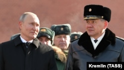 Російський лідер Володимир Путін та голова російського Міноборони Сергій Шойгу під час покладання квітів на Могилу Невідомого солдата з нагоди російського свята Дня захисника Вітчизни 23-го лютого 