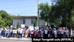 Инандыны табууну талап кылгандар экинчи күнү да чогулушту. Бишкек. 2-июнь, 2021-жыл.