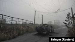 Віднедавна автомобільні дороги тут накриті сітками. Вони захищають транспорт від FPV-дронів