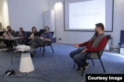 გიორგი გვიმრაძე და ნინო ხელაია კრემლისტურ პარტიასთან, “სოლიდარობა მშვიდობისთვის”, დაკავშირებული ორგანიზაციების ღონისძიებაზე