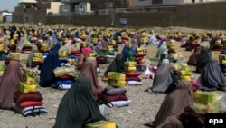 توزیع کمک ها به افراد بی بضاعت - عکس از آرشیف