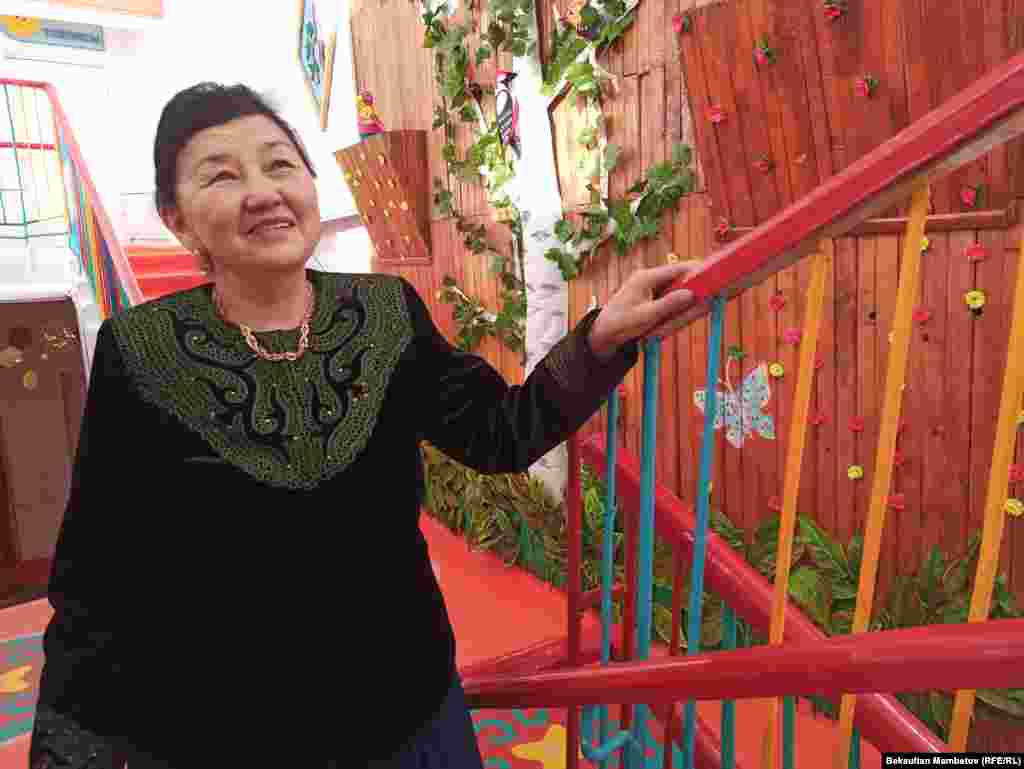 Замиркүл Султаналиева Нарын шаарындагы "Ынтымак" балдар бакчасында 46 жылдан бери тарбиячы болуп иштеп келет. Төрт баланын энеси жана Нарын шаарынын ардактуу атуулу. Билим берүүнүн мыкты кызматкери жана Кыргыз Республикасынын ардактуу айымы.