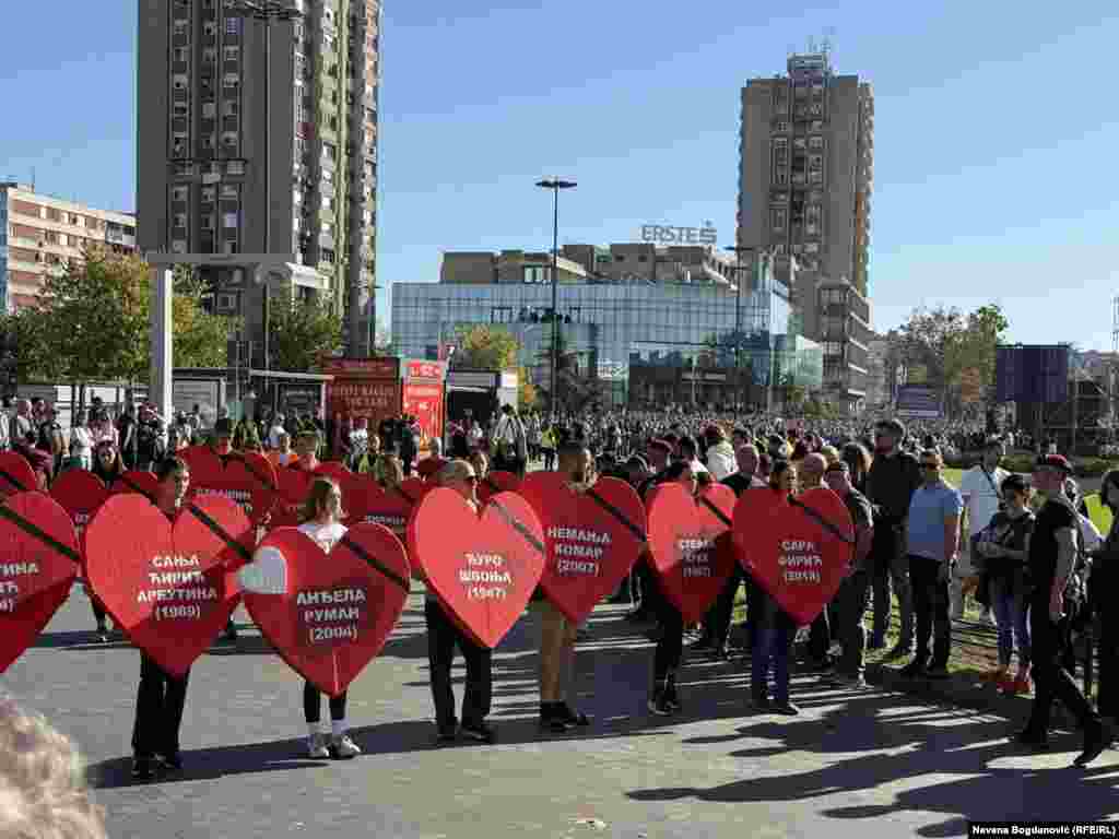Učesnici komemorativnog skupa nose srca sa ispisanim imenima stradalih, Novi Sad, 1. novembar 2025. 