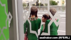 Disa nxënëse në Ashgabat të Turkmenistanit duke pritur në një stacion autobusi. Fotografi ilustruese nga arkivi. 