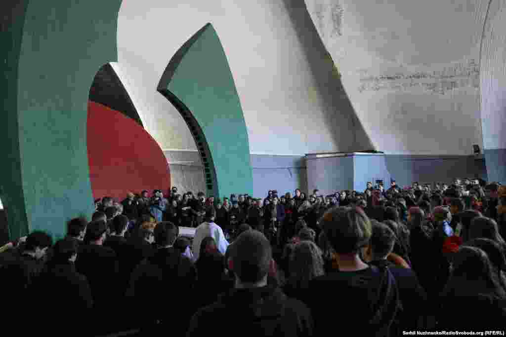 Сім’я мешкала на першому поверсі будинку, який знищила російська ракета. Із самого ранку 24 квітня біля завалів чергували друзі Дані, вони сподівалися, що юнака вдасться врятувати