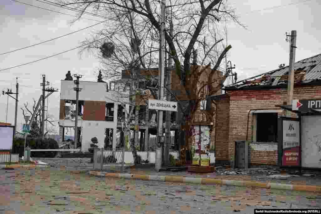 Романівка, передмістя Ірпеня.Ліворуч фото від 7 березня 2022, праворуч – березень 2025 року