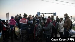 عکس: په ترکیه کې د پولیسو له لوري درول شويو د افغان او سوري کډوالو انځور 