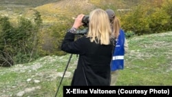 Элина Валтонен у разделительной линии