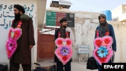 شماری از زندانیان گروه طالبان که از سوی حکومت افغانستان رها شده اند.