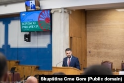 Mensur Šaljaj na zasjedanju Romskog parlamenta u Podgorici