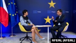 ევროკომისარ მარტა კოსთან პრაღაში ინტერვიუ ჩაწერა რადიო თავისუფლების ჟურნალისტმა რიკარდ იოზვიაკმა.