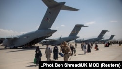 تعدادی از افغانهای که به وسیله نیروهای بریتانوی از افغانستان بیرون کشیده شده اند.