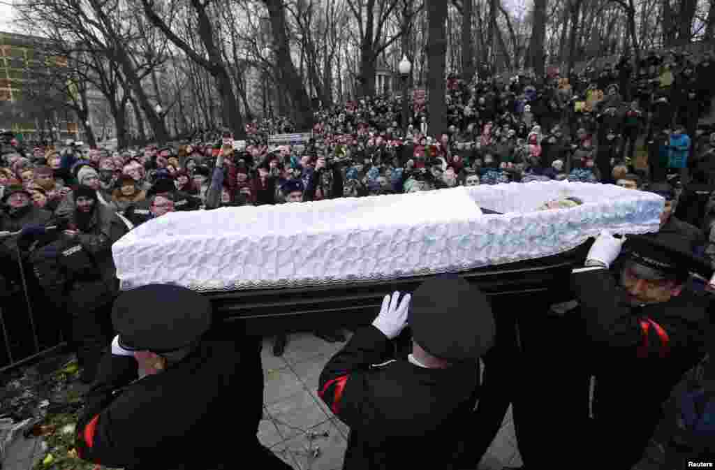 Pallbearers carry Nemtsov's coffin before the funeral.