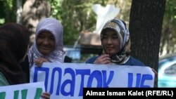 Мектепте жоолукту чечтирүүгө каршы акция. Бишкек. 2011-жыл. (архив)