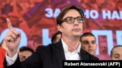 Стево Пендаровський набирає 51,66% голосів, його суперниця, консерваторка-націоналістка Ґордана Силяновська-Давкова – 44,73%