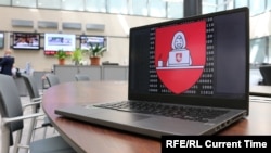 Эмблема кібэрпартызанаў.