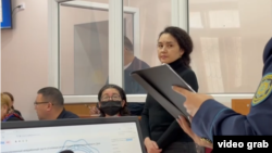 "Бұрынғы күйеуін өлтіру үшін киллер жалдаған" деген айып тағылған Эльвира Еркебаева (оң жақта тұрған) мен онымен бірге сотталып жатқан Максим Кузнецовтың соты (видеодан скриншот)